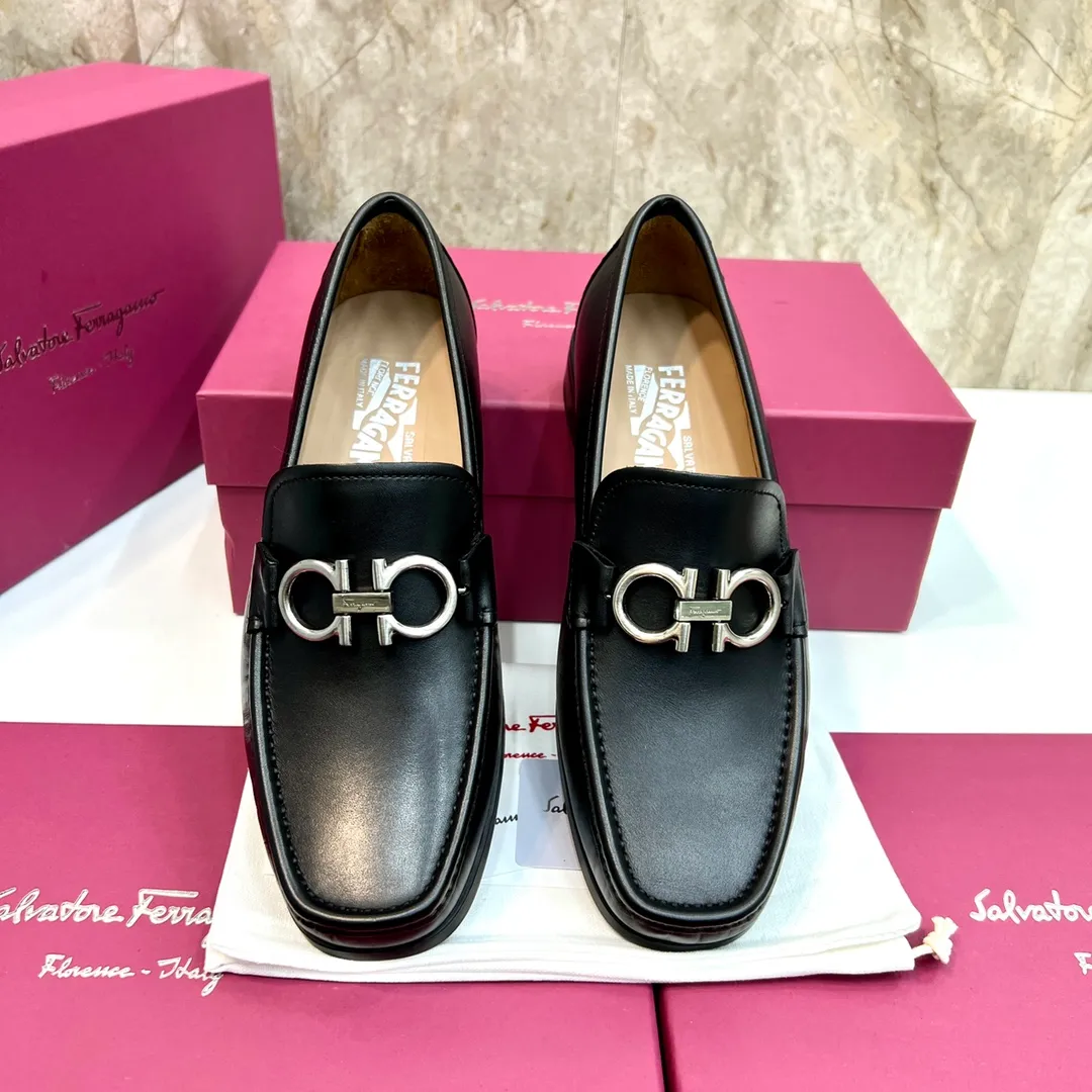 Original quality P780 Brand: Ferragamo Standard size: Men's size 39–44 (38.45 can be customized) Grade: Same style as the official website High-quality men's shoes Material: Customized first-layer calfskin with water-dyed cowhide lining Cowhide tiptoe Original non-slip and wear-resistant rubber outsole Style category: Men's formal business leather shoes are young and fashionable European and American trends British style Casual matching and comfortable feet Color: actual picture